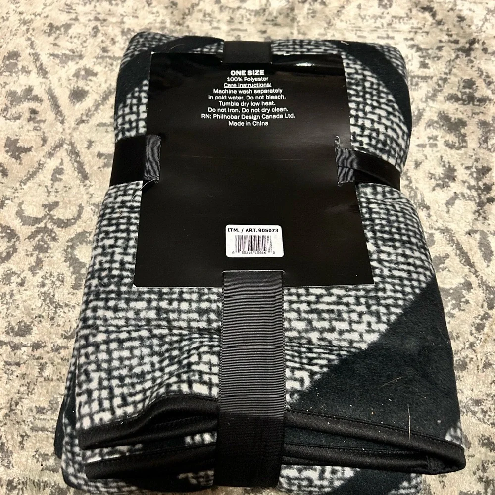 Black and Gray Geometric Reversible Wrap